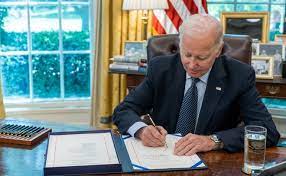 Ông Biden ký duyệt dự luật nâng trần nợ công, ngăn nước Mỹ vỡ nợ